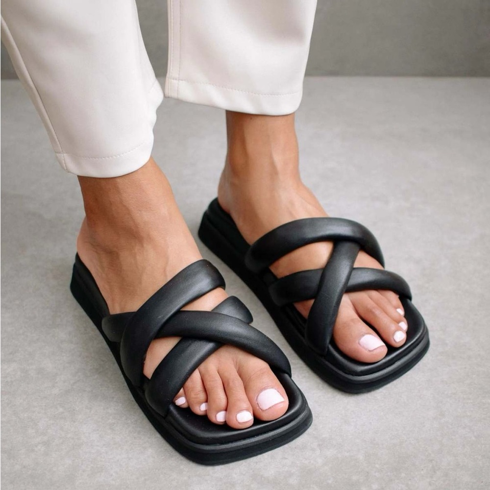 ALOHAS Slip on Cross Black